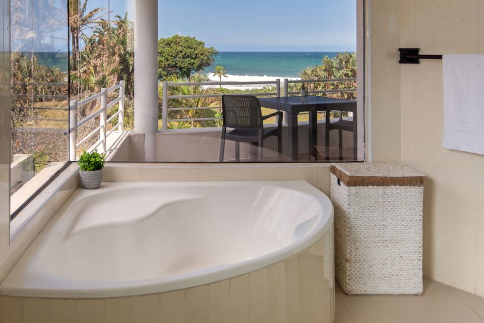Sunrise Suite | Bathroom | Separate tub and shower, rainfall showerhead, free toiletries