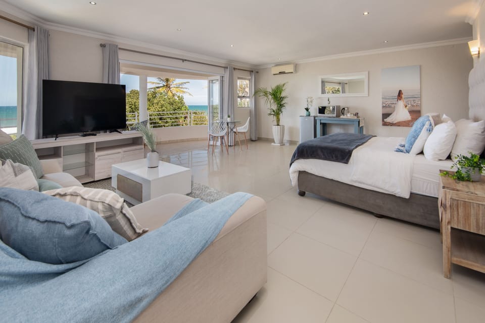 Honeymoon Suite | Minibar (free items), in-room safe, blackout drapes, iron/ironing board
