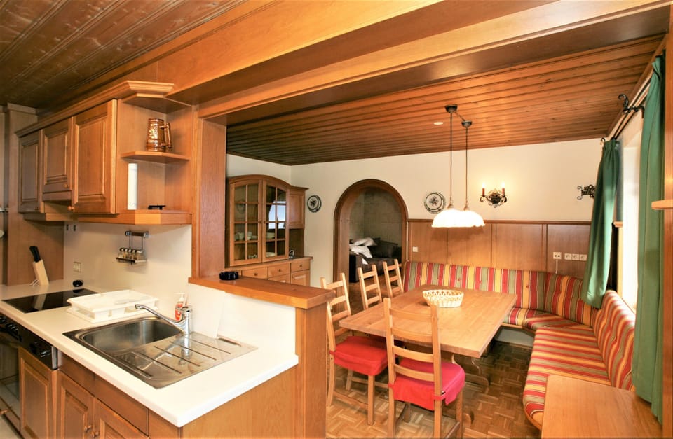 Full-size fridge, microwave, oven, stovetop