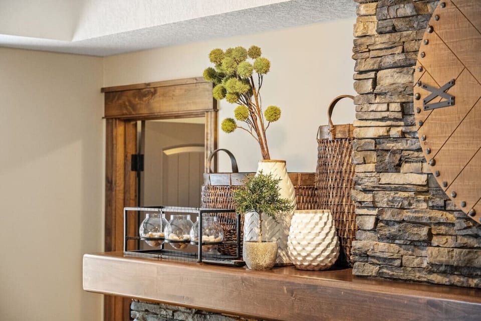 Living room with a gas-lit fireplace, cozy seating options and a Smart TV with cable to kick back and enjoy after a day of adventuring.