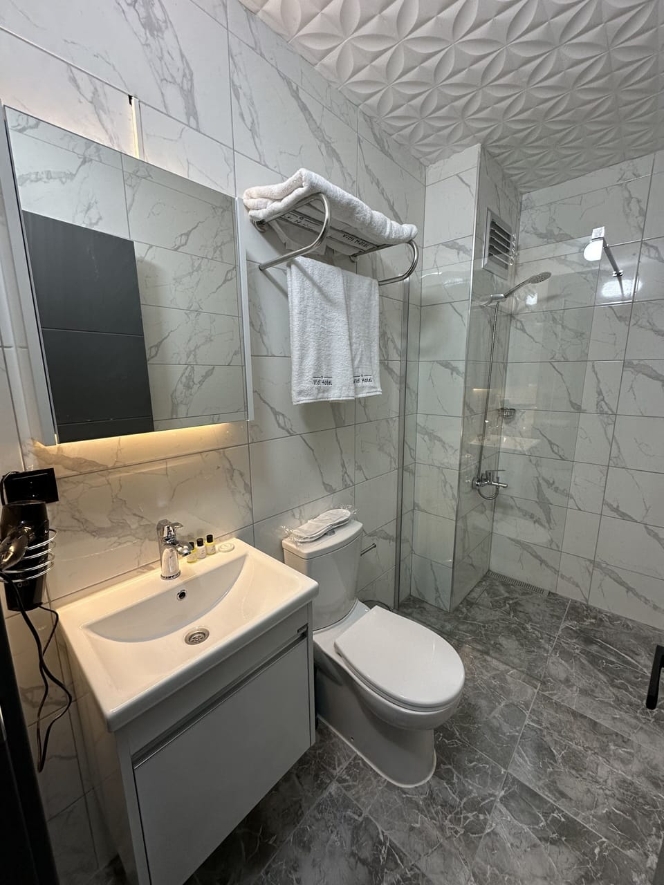 City Room | Bathroom | Shower, hair dryer, slippers, towels