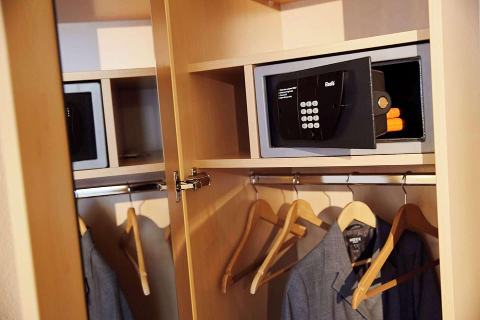 In-room safe, desk, WiFi, bed sheets