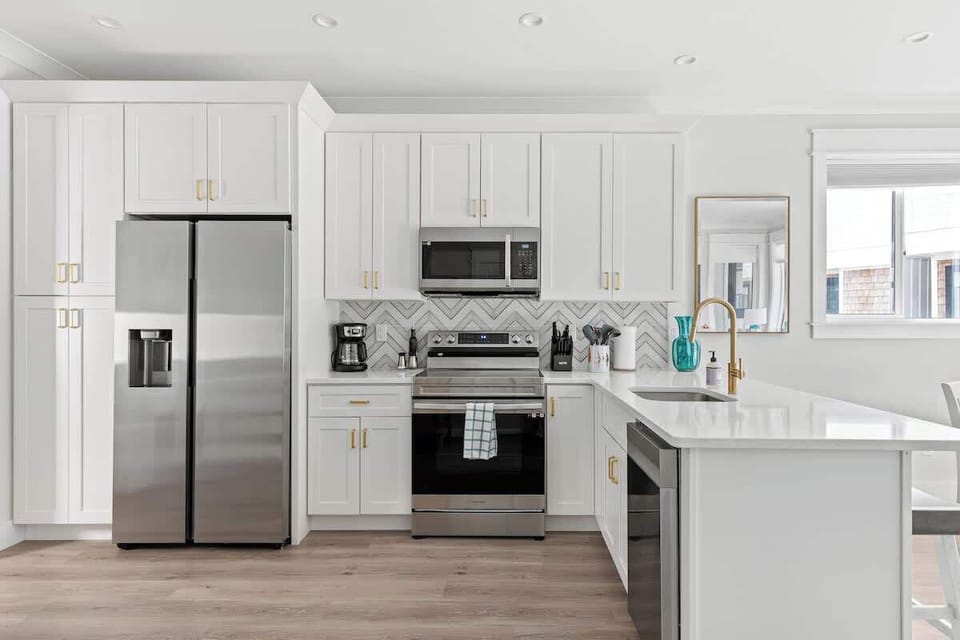 Kitchen fully stocked with cookware & dinnerware