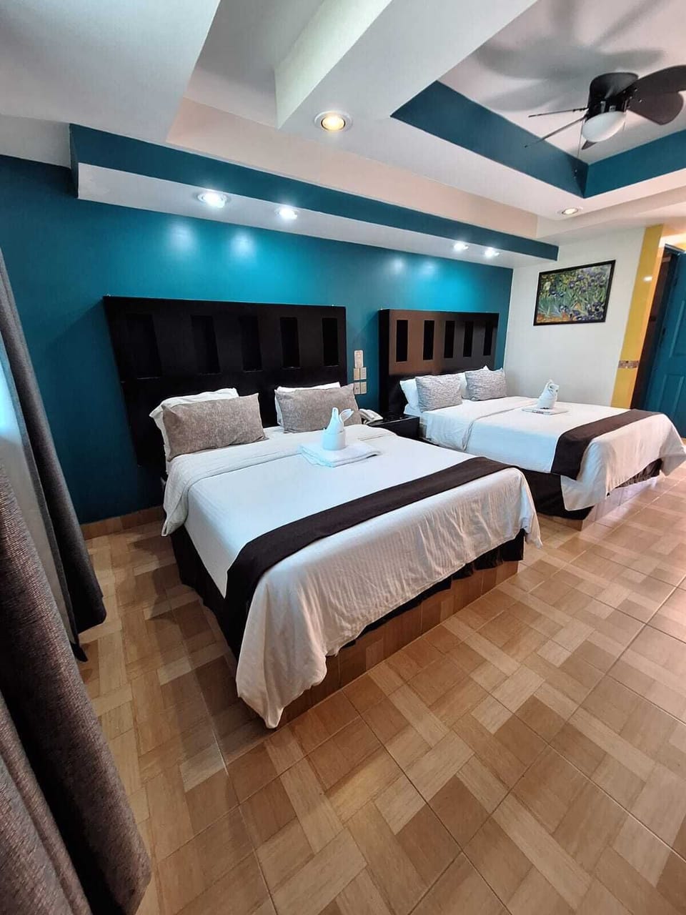 Family Room | Desk, WiFi (free), bed sheets