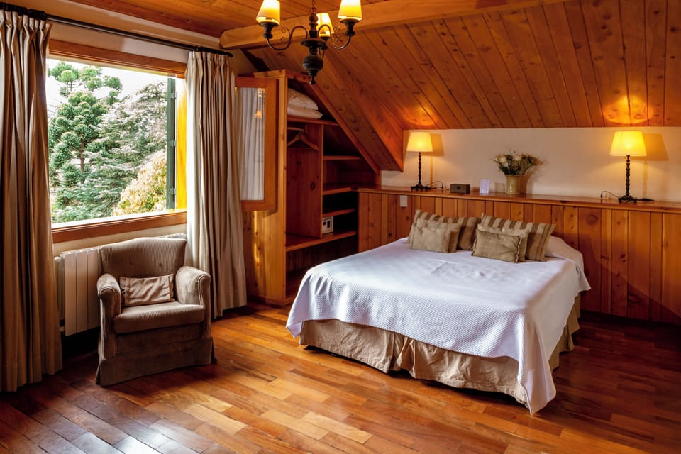 Premium Room | 1 bedroom, minibar, in-room safe, desk