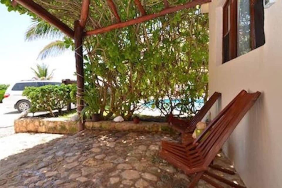 POOLSIDE PORCH ... RELAX