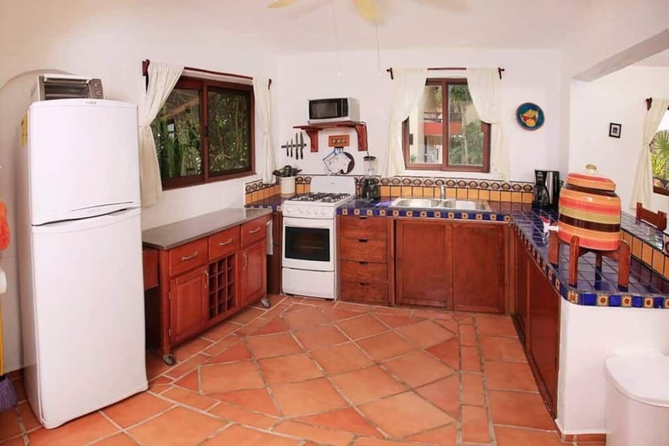 WELL EQUIPPED KITCHEN