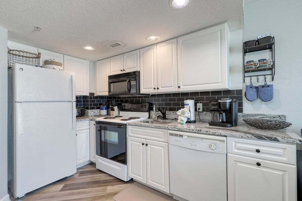 Kitchen Paradise: Bright, modern space with stylish finishes and all the cooking essentials!
