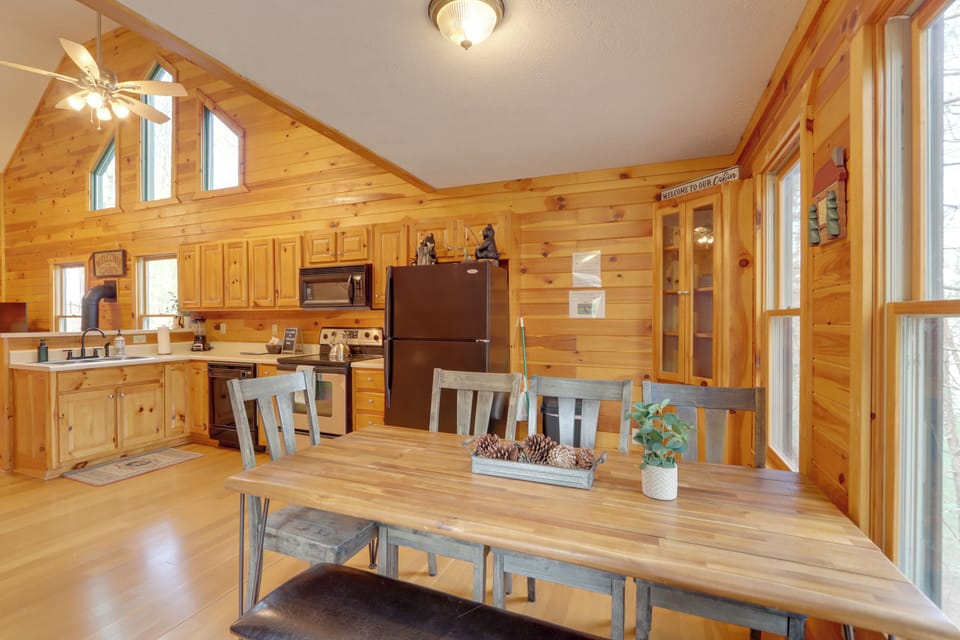 Dining Area | Dishware/Flatware Provided | 1st Floor