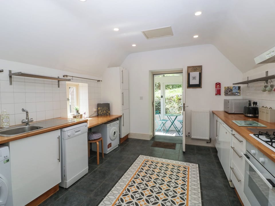 Cottage | Private kitchen | Fridge, dishwasher, toaster, cookware/dishes/utensils