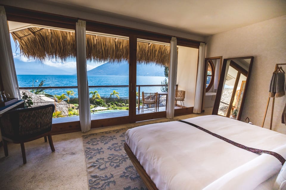 Suite Superior | Desk, laptop workspace, WiFi (free), bed sheets