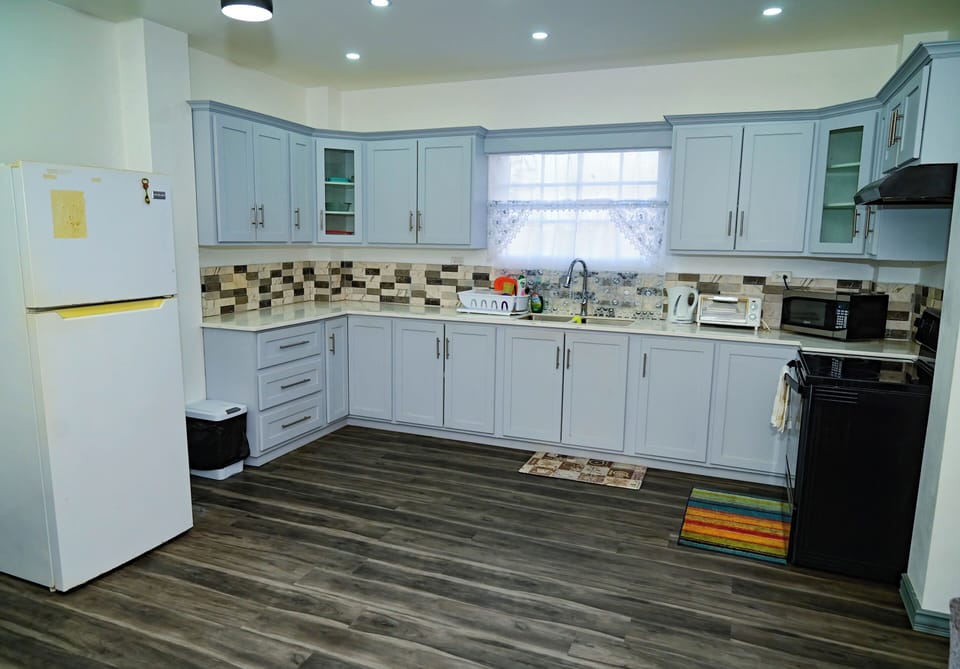 Family Apartment, 2 Bedrooms, Non Smoking, Pool Access | Private kitchen | Fridge, microwave, oven, electric kettle
