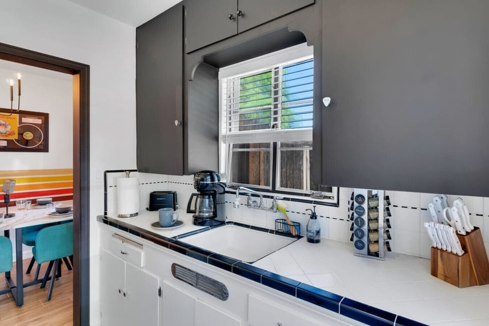 Full knife set,Spice Rack and Complimentary Coffee