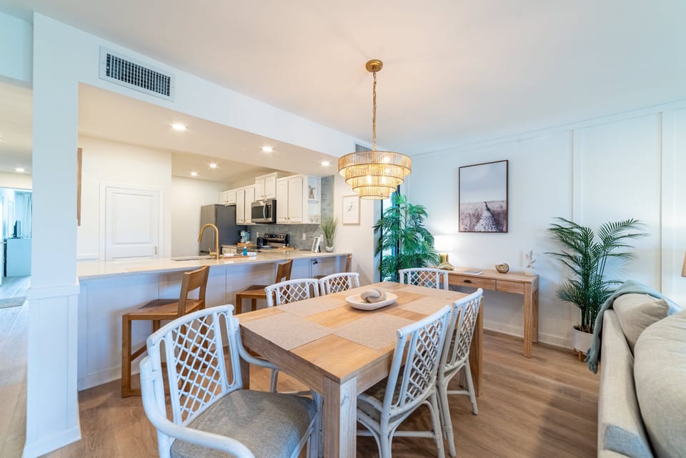 Seating for 6 at the dining room table