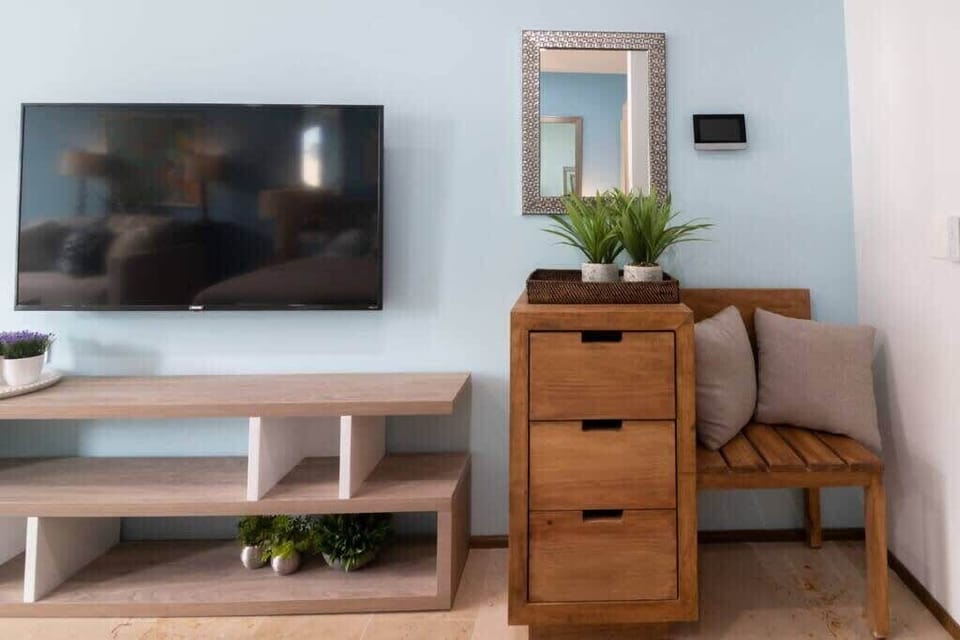 There’s a quaint sitting area and flatscreen Smart TV