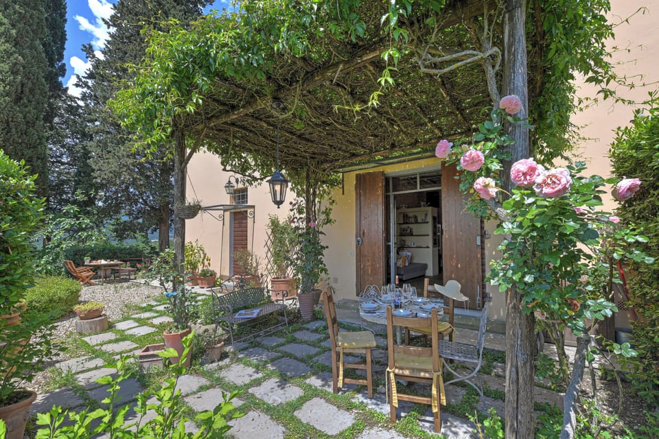 Family House, 2 Bedrooms, Refrigerator & Microwave (Tuscan Home Rignano Private Garden) | Outdoor dining