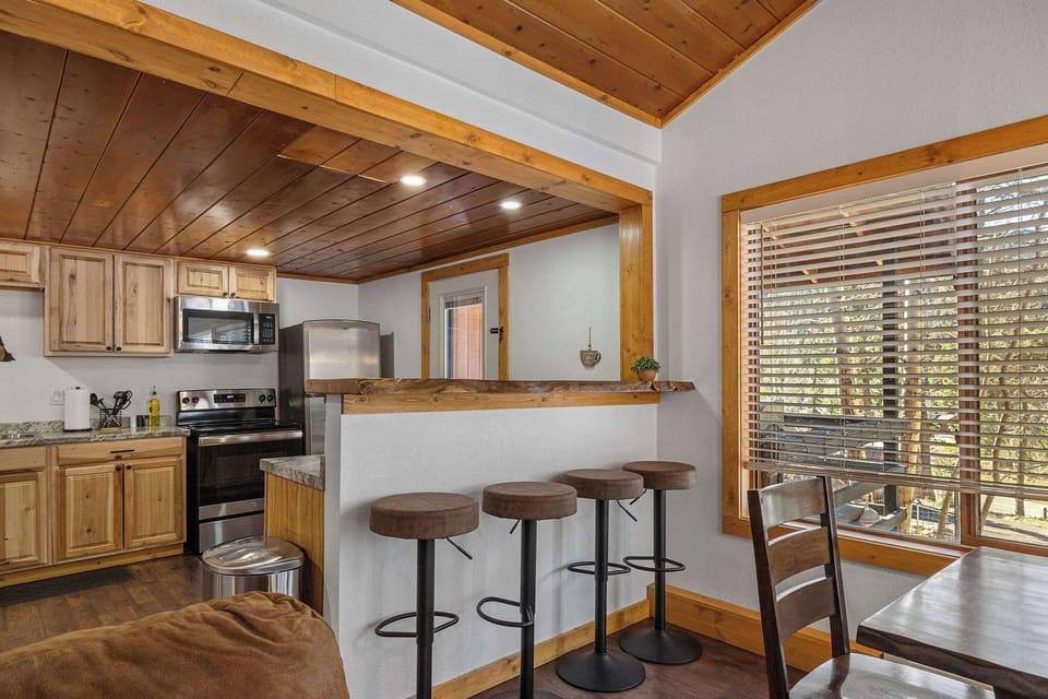 Cook a delicious meal and eat it at the countertop or at the dining table!