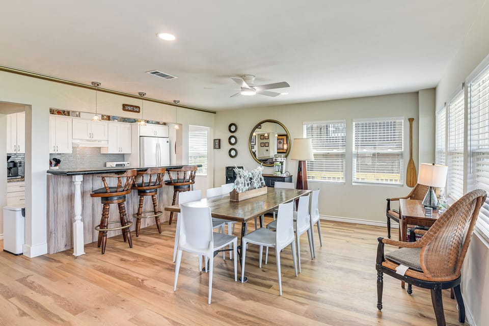 Dining Area | Dishware & Flatware Provided