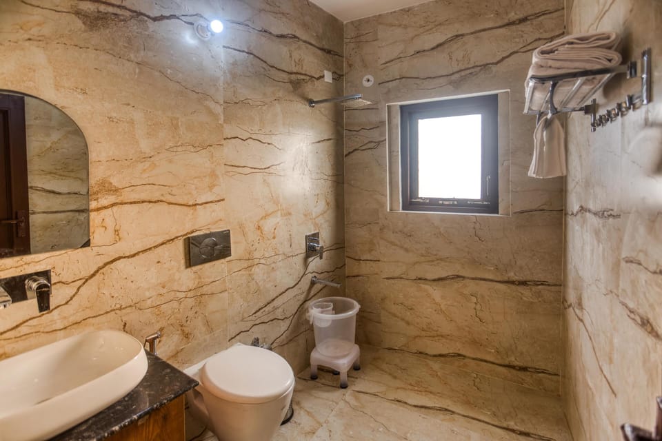 Luxury Suite | Bathroom | Free toiletries, slippers, bidet