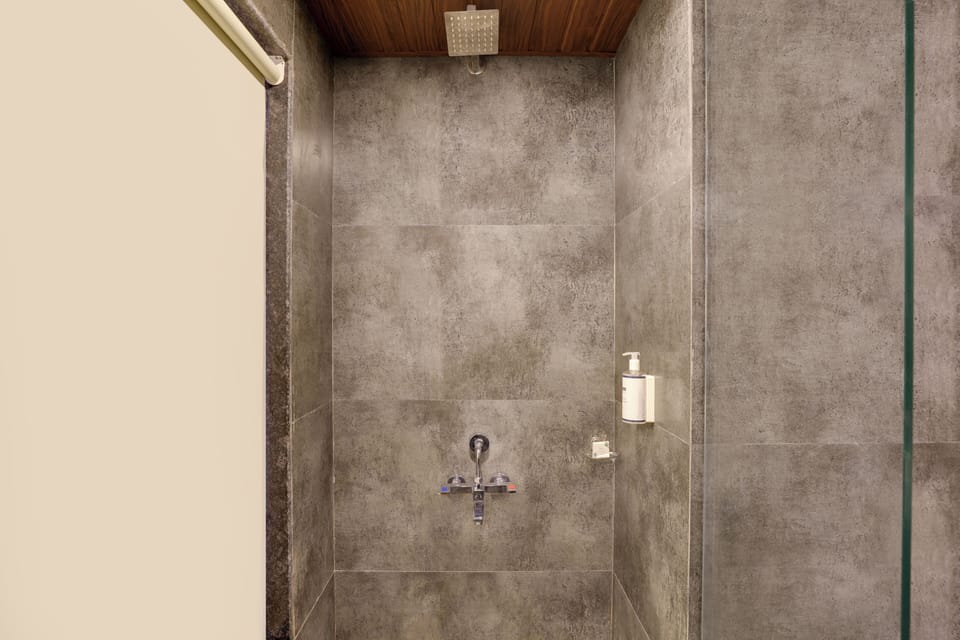 Superior Queen Room | Soundproofing, iron/ironing board, free WiFi