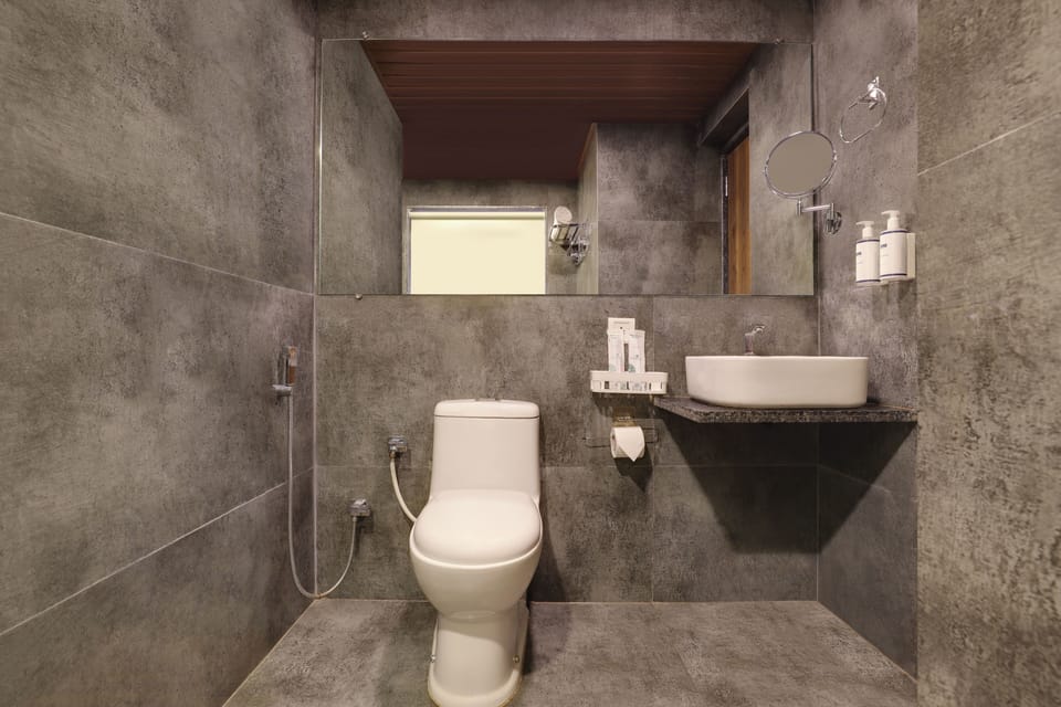 Superior Queen Room | Soundproofing, iron/ironing board, free WiFi