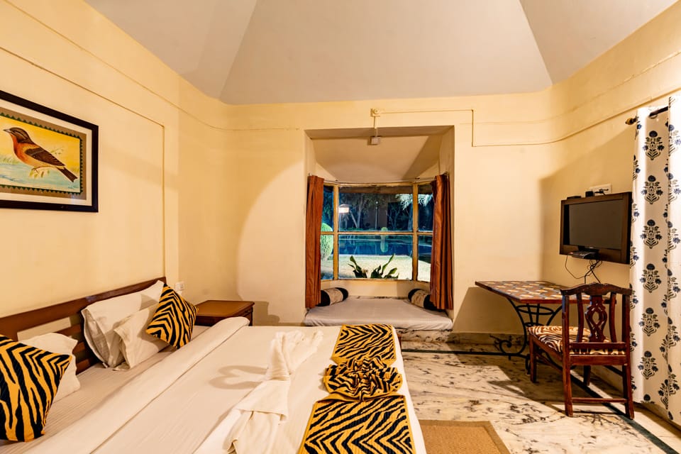 Deluxe Room | Minibar, desk, bed sheets