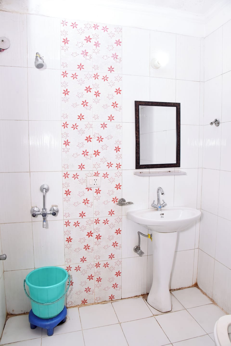 Deluxe Double Room | Bathroom | Rainfall showerhead, free toiletries, towels, soap