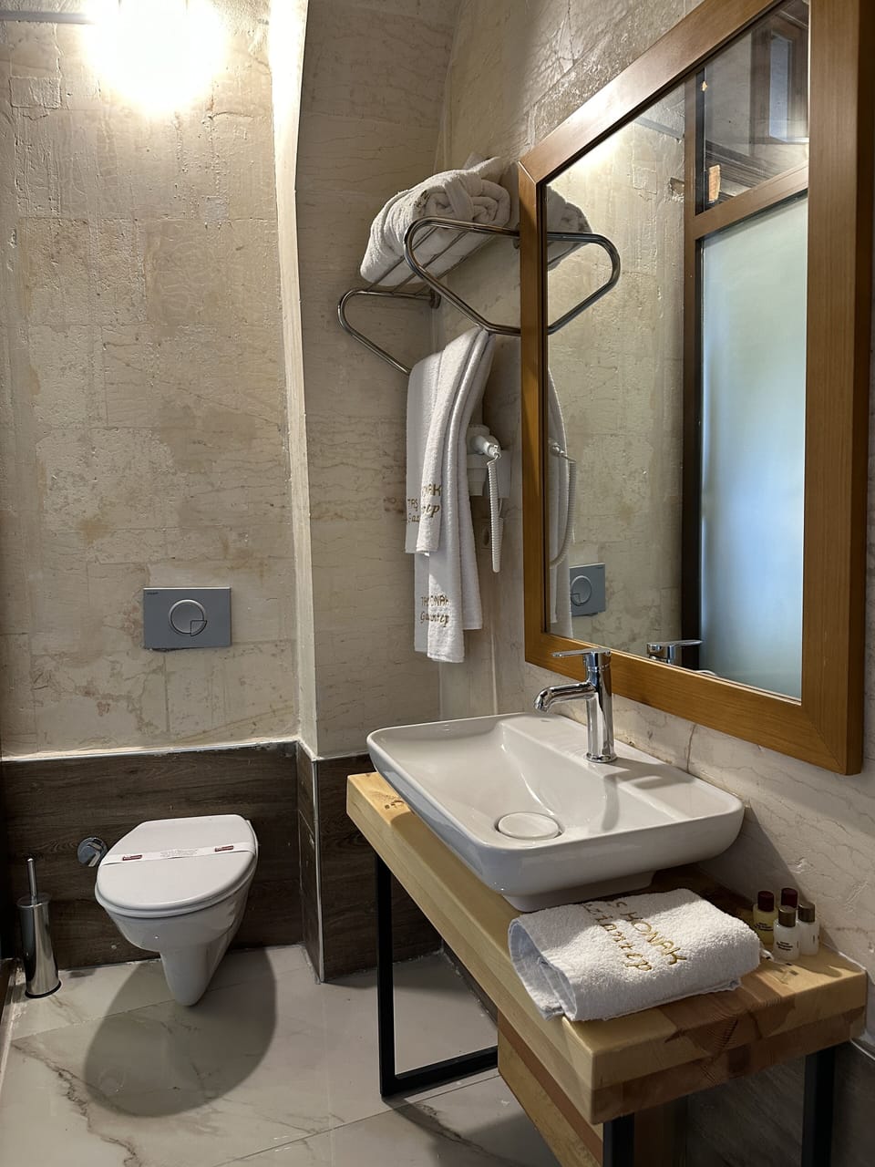 Deluxe Room | Bathroom | Shower, free toiletries, hair dryer, bathrobes