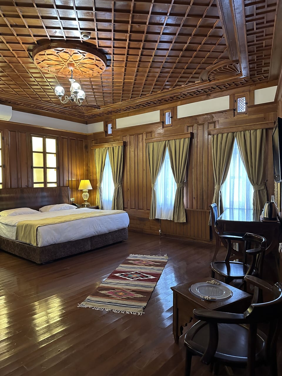 Executive Room | Premium bedding, minibar, individually decorated, desk