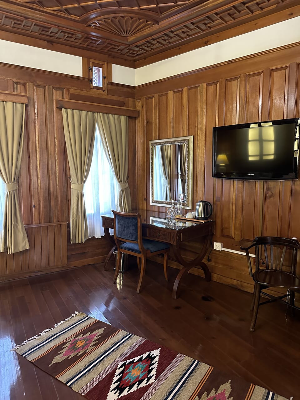 Executive Room | Premium bedding, minibar, individually decorated, desk