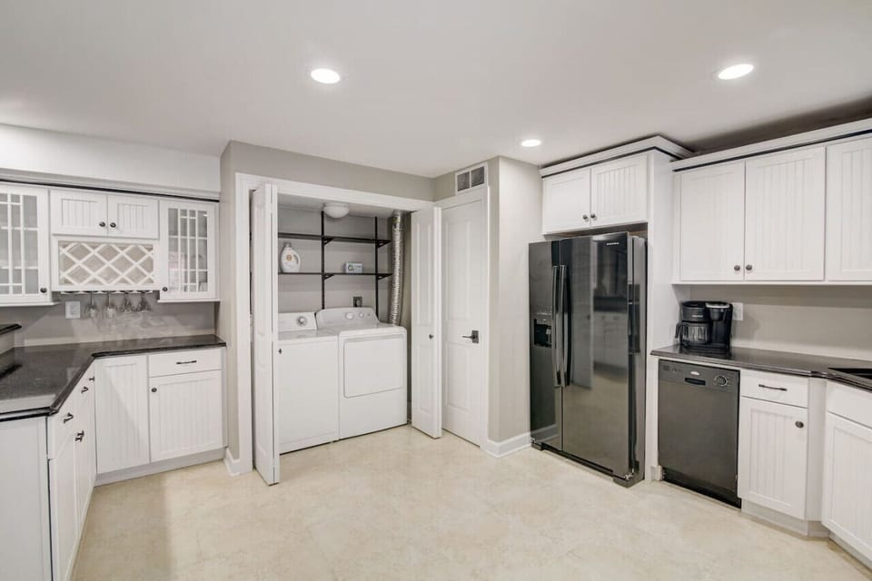Kitchen w/ laundry