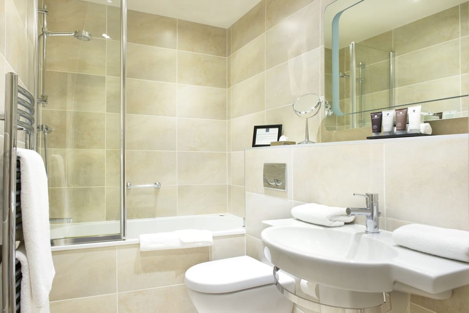 Classic Double Room, Garden View | Bathroom | Eco-friendly toiletries, slippers