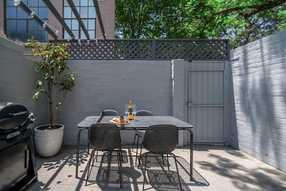 Private courtyard with BBQ and access to the park for the little ones to run around