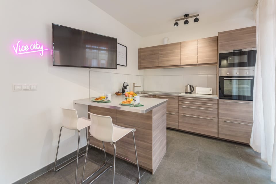 City Apartment | Private kitchen | Fridge, microwave, oven, stovetop