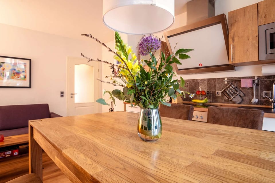 Eat-in kitchen