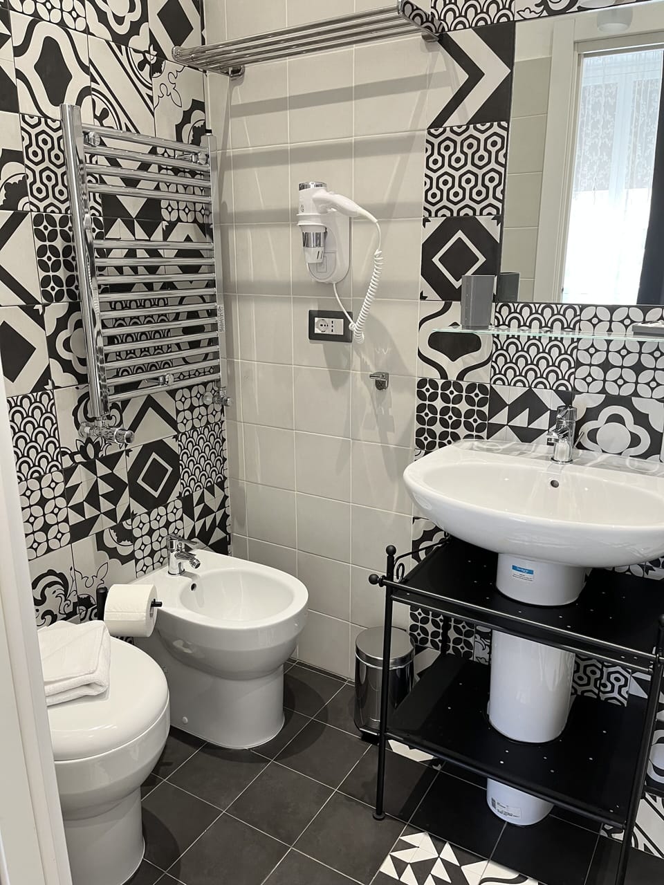 Standard Room | Bathroom | Shower, hair dryer, towels