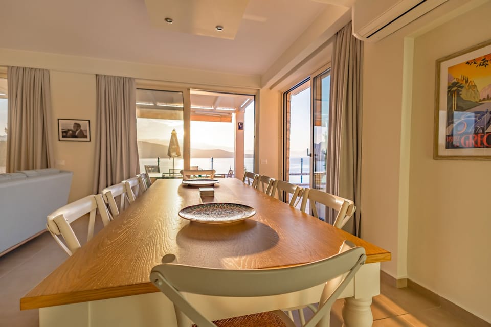 Dining area that accommodates ten people. Sunrise views