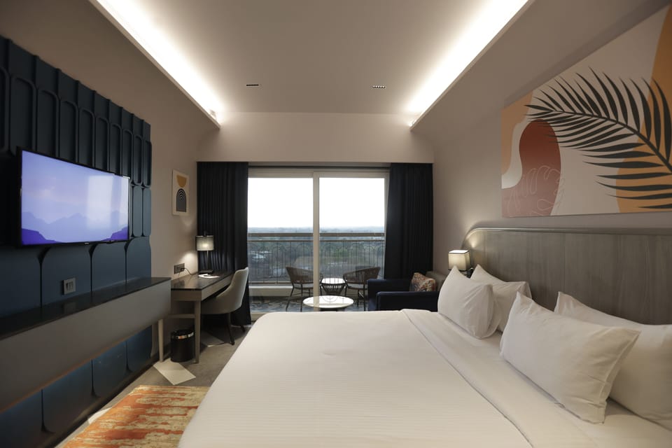 Deluxe Room | In-room safe, individually decorated, individually furnished, desk