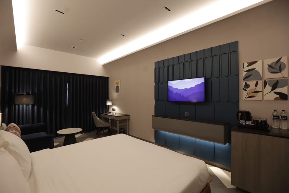 Deluxe Room | In-room safe, individually decorated, individually furnished, desk