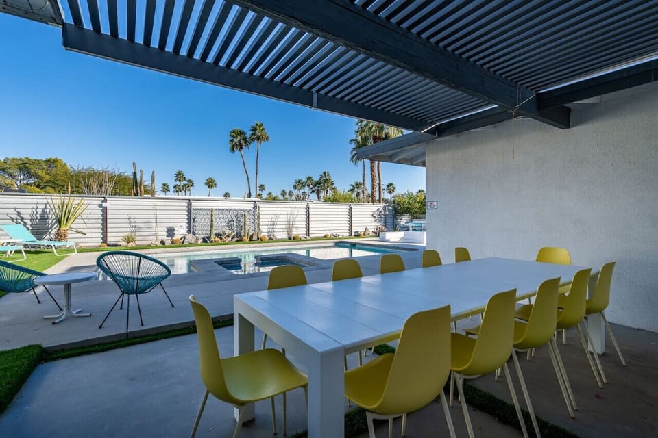 Backyard: 10-person dining table