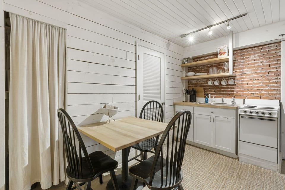 11-web-or-mls-812-young-st-cowboy