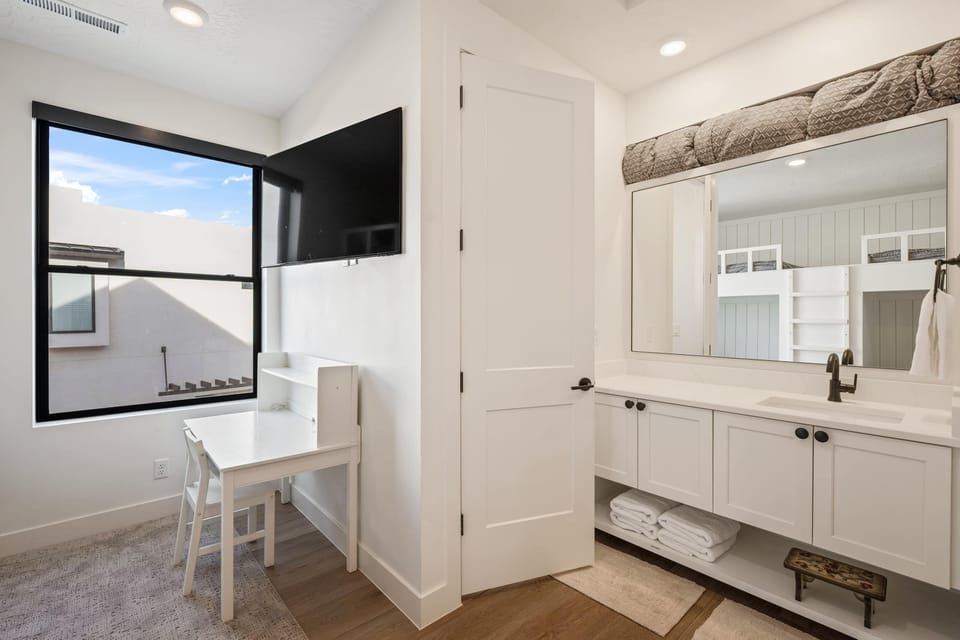 Desk / Bathroom