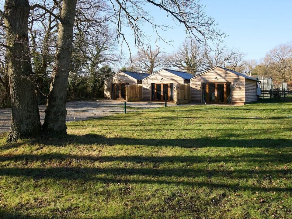 Cobnut Barn, Bonnington - Host & Stay
