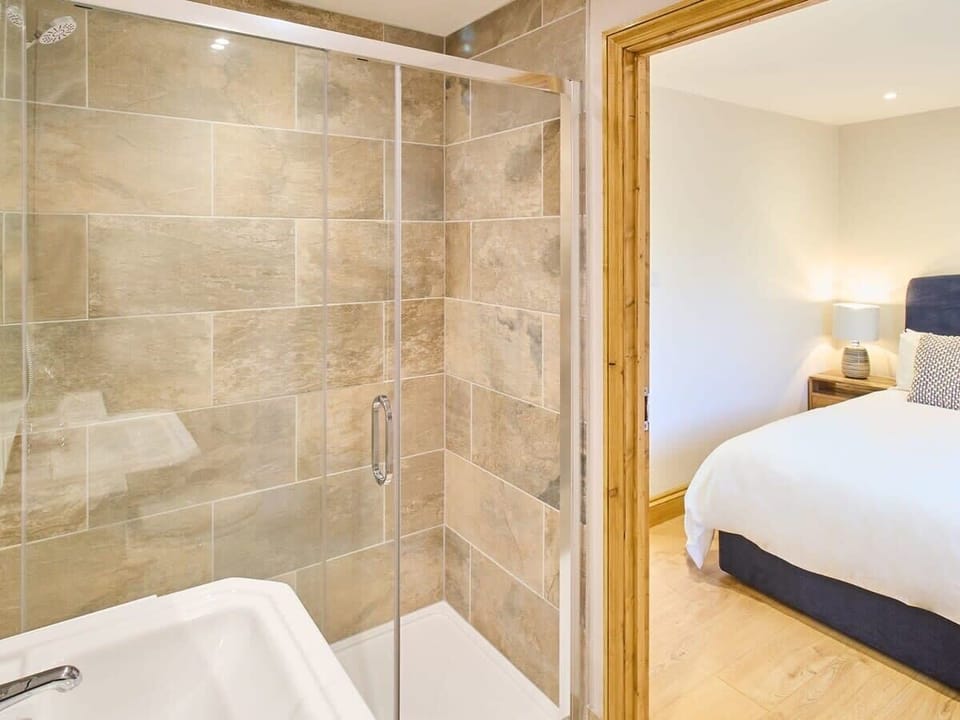 Oak Barn, Bonnington - Host & Stay