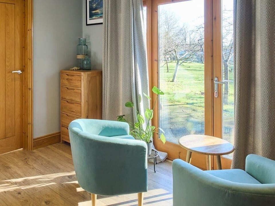 Orchard Barn, Bonnington - Host & Stay