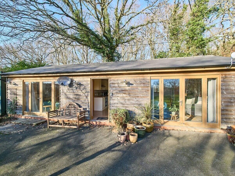 Orchard Barn, Bonnington - Host & Stay