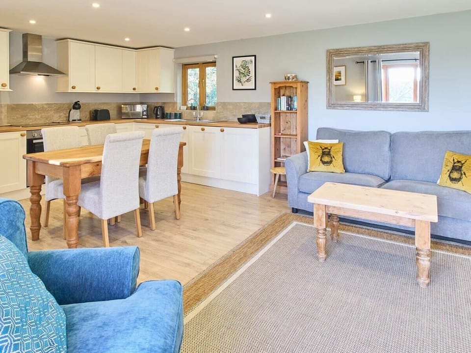Orchard Barn, Bonnington - Host & Stay