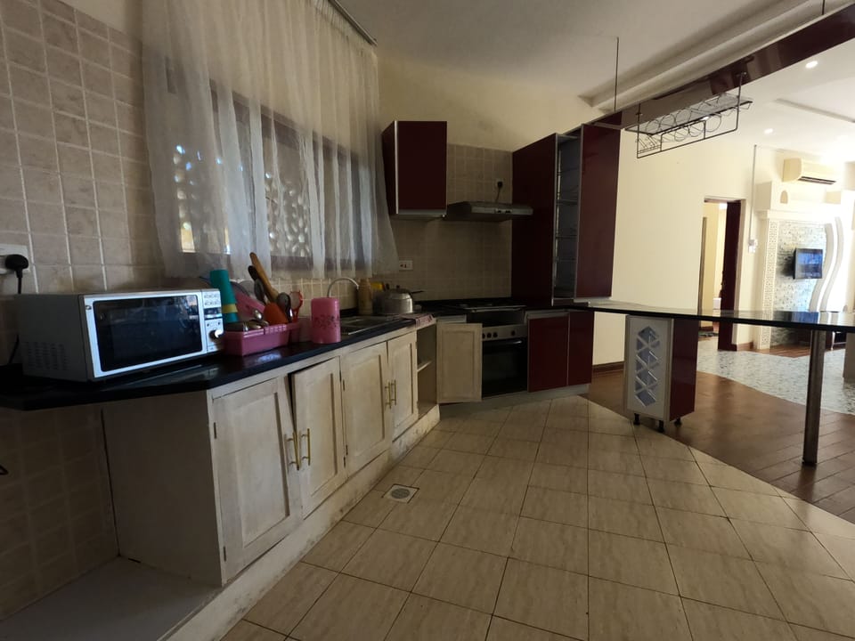 Deluxe Apartment | Private kitchen | Fridge, microwave, oven, stovetop