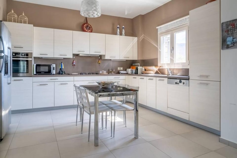 House | 4 bedrooms, desk