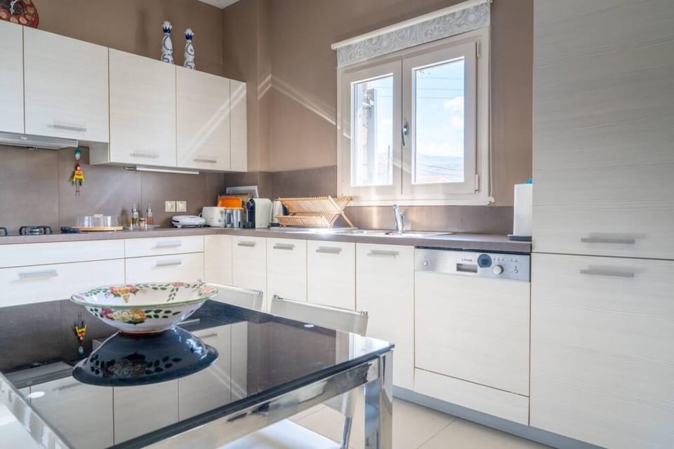 House | 4 bedrooms, desk